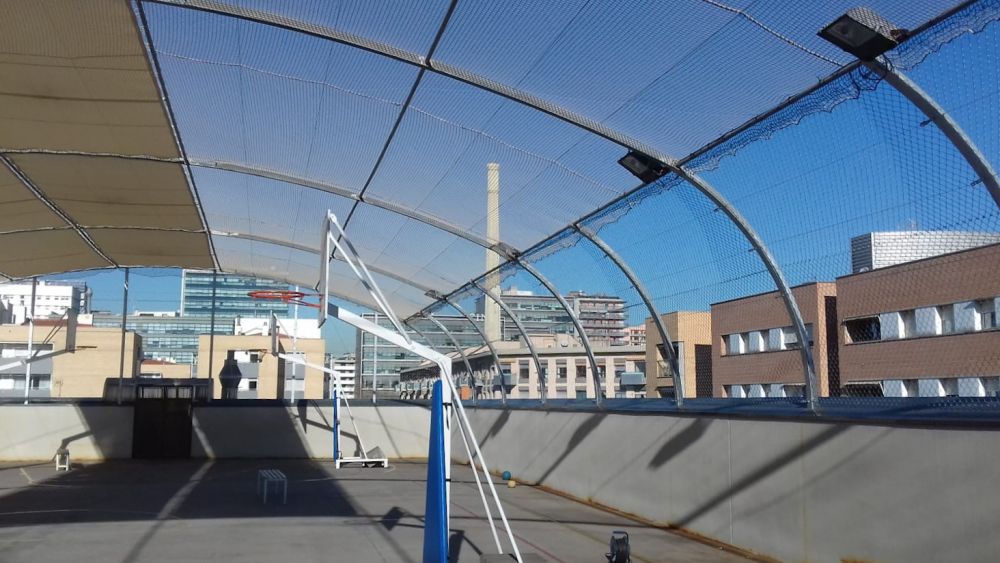 Malla simple torsión combinada con nylon en una pista deportiva de una escuela