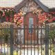 Puerta batiente Ondas Plus de una hoja instalada en una casa con fondo de otoño