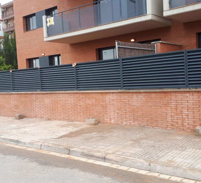 La reixa de làmines Veneciana en un edifici residencial
