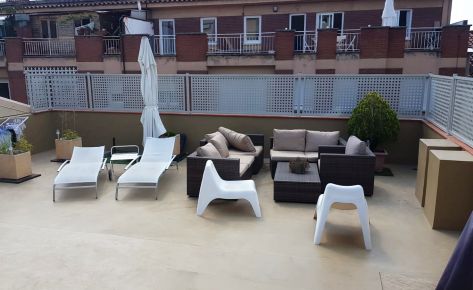 La verja de chapa perforada sutil y elegante en esta terraza