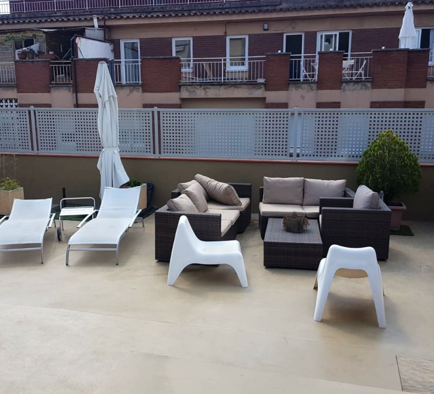 El reixat de xapa perforada subtil i elegant en aquesta terrassa
