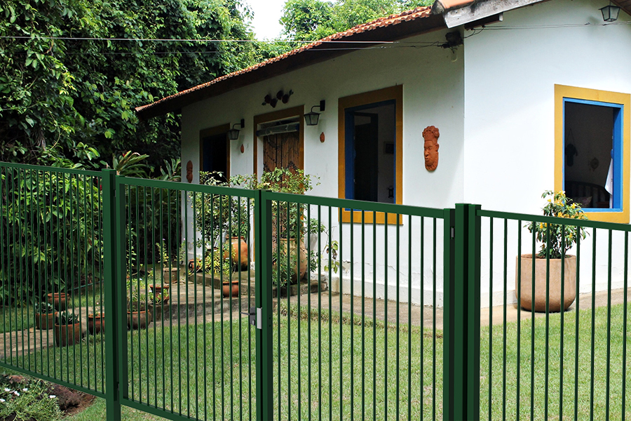 Puerta batiente Tubo Plus en casa con jardín