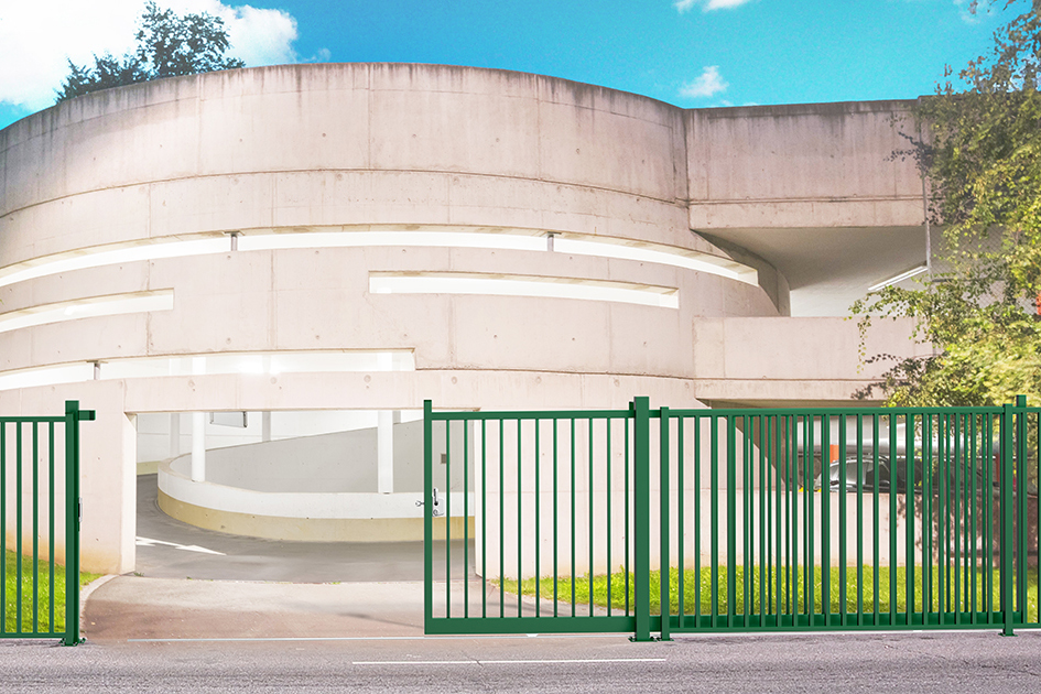 Puerta Corredera Light barrotes instalada en parking