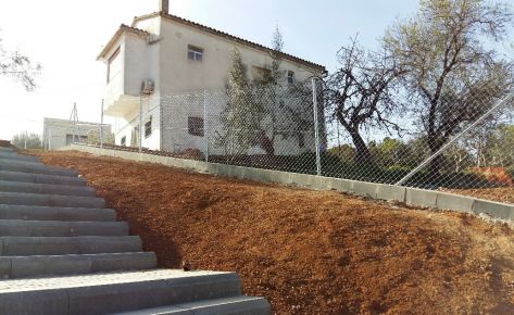 La cerca metálica simple torsión en una finca con vistas