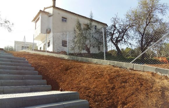 La cerca metálica simple torsión en una finca con vistas