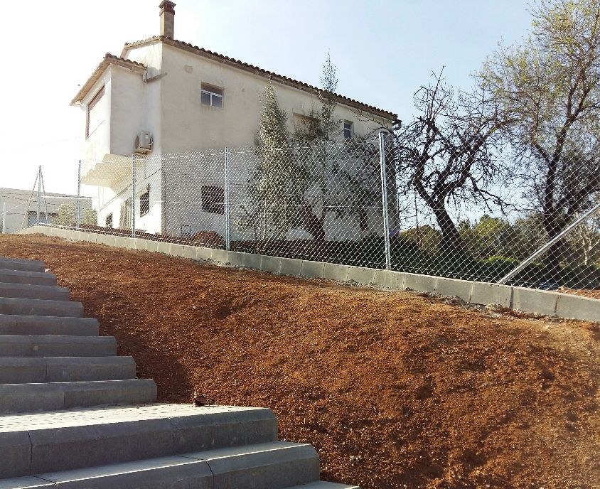 La malla metàl·lica simple torsió en una finca amb vistes
