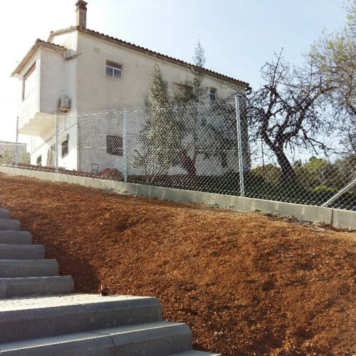 La cerca metálica simple torsión en una finca con vistas