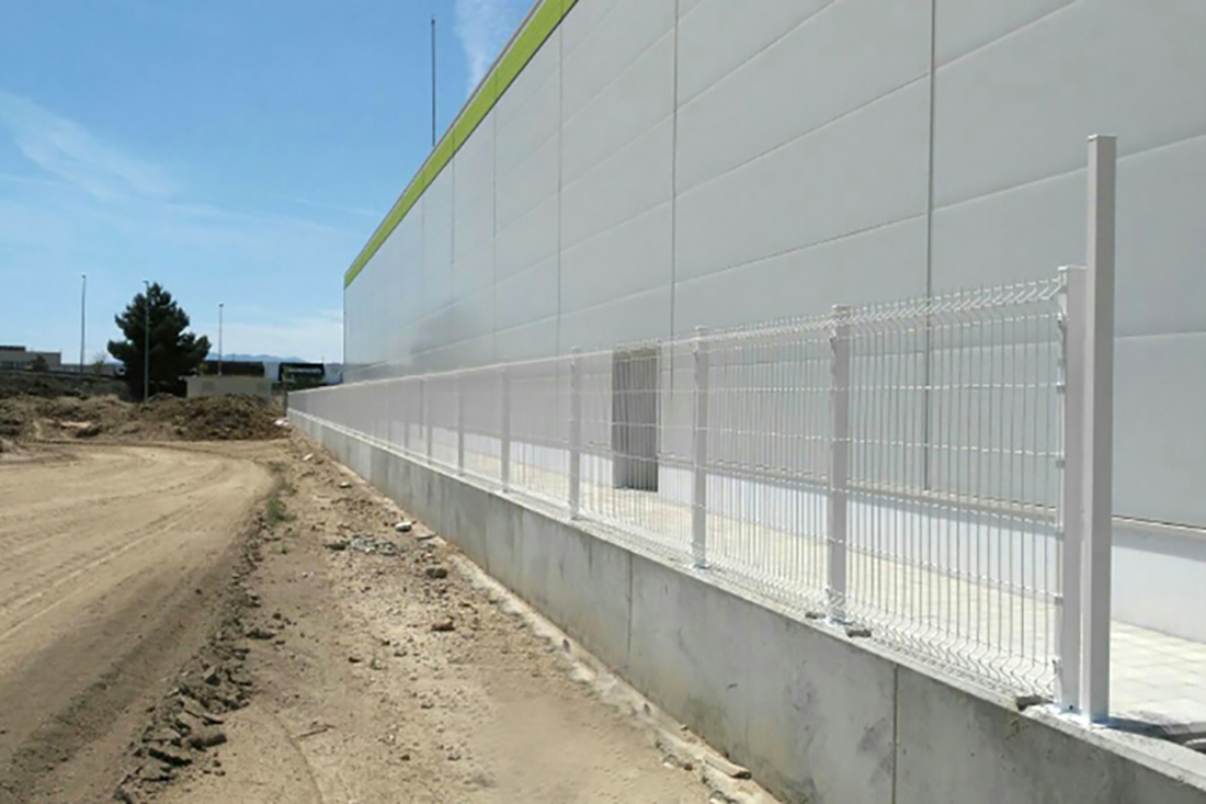 La valla Hércules® blanca instalada en un almacén - Vallas Vallès