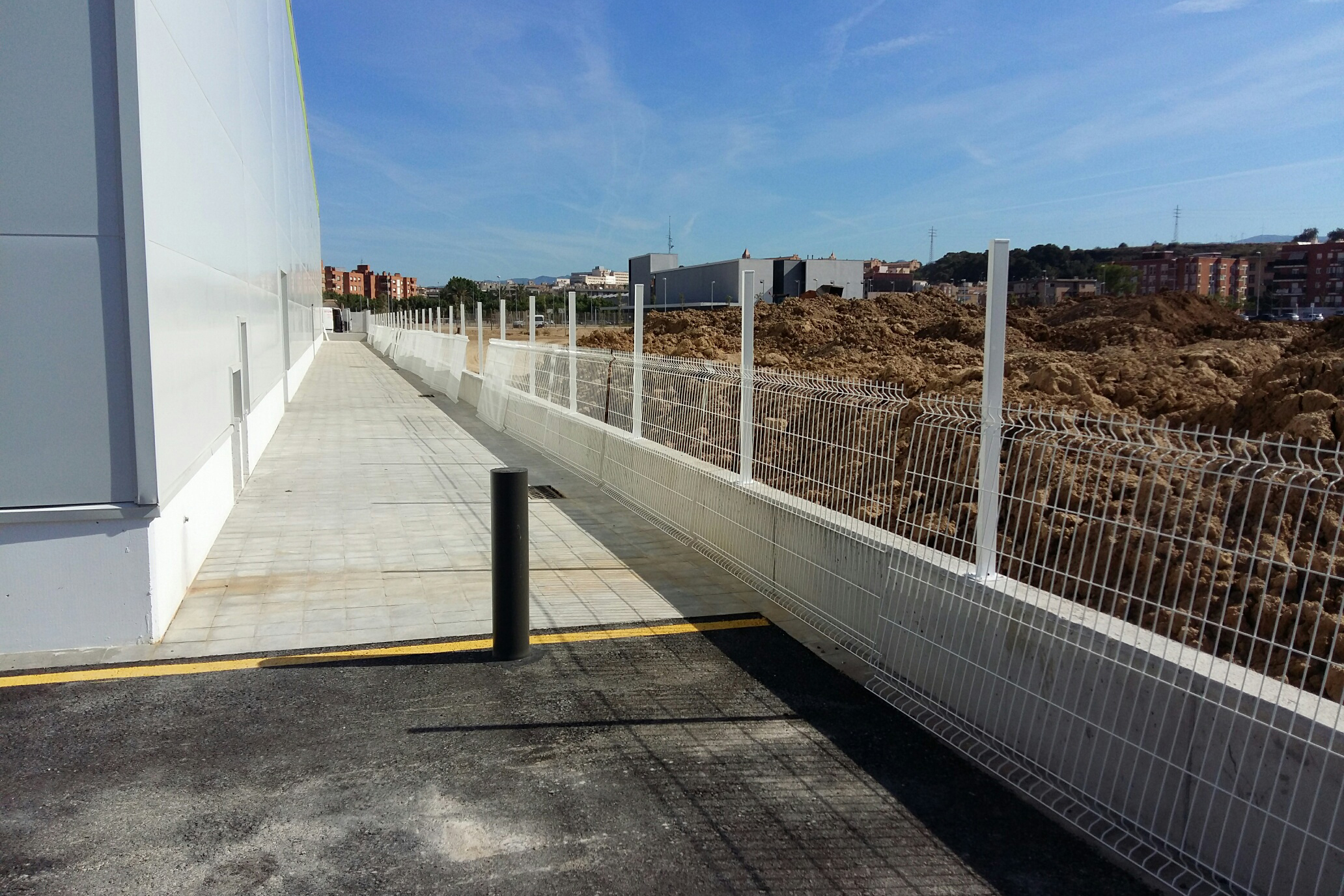 La valla Hércules® blanca instalada en un almacén Vallas Vallès