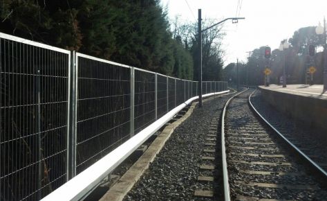 La vía del tren a salvo gracias a la valla Enmarcada galvanizada