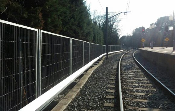 La vía del tren a salvo gracias a la valla Enmarcada galvanizada