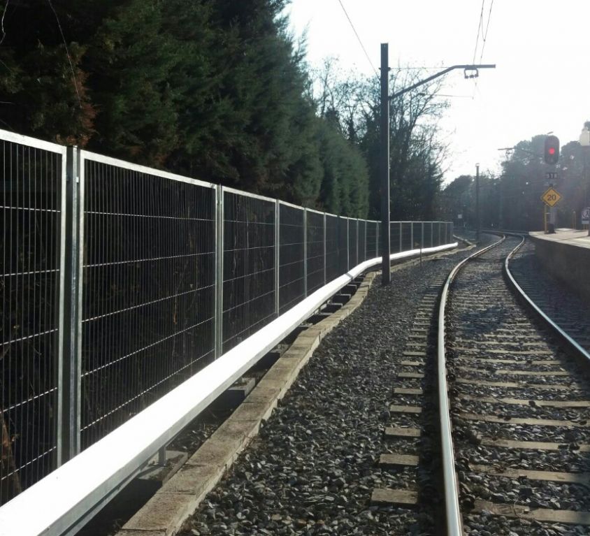 La via del tren fora de perill gràcies al tancat Emmarcat galvanitzat