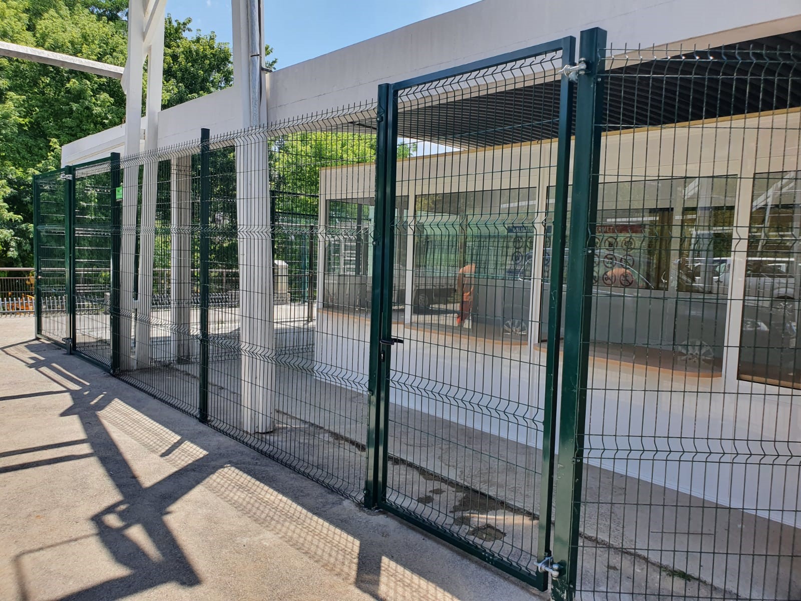 Nueva normalidad Puerta y valla Hércules piscina Terrassa covid19