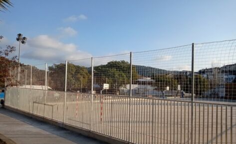 La verja Barrotes Plus instalada en pista de baloncesto y fútbol sala