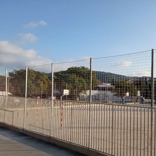 La verja Barrotes Plus instalada en pista de baloncesto y fútbol sala