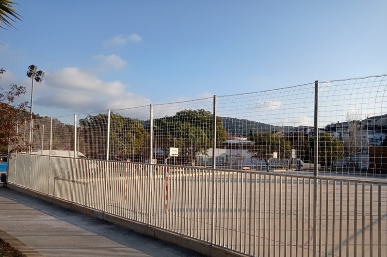 La verja Barrotes Plus instalada en pista de baloncesto y fútbol sala