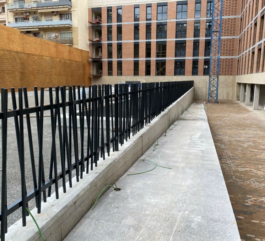 El tancament Exotic® elegant i original en aquesta piscina residencial